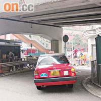 灣仔菲林明道橫跨告士打道的行車天橋底，高度僅三點五米，不容雙層巴士穿過。