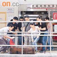 郭放基親友拜祭期間哭成淚人。