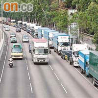 逾六十輛中港貨車及貨櫃車昨沿新田公路慢駛，要求粵港政府協助解決經營困難。