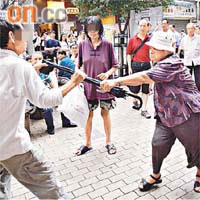 婆婆反抗，遭男「街霸」捉着雨傘拉扯。