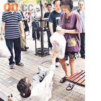 義勇途人喝止，「街霸」失平衡跌倒。