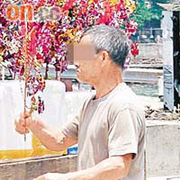 涉舞刀斧男子保釋返家。