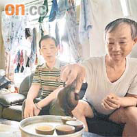 黃先生（左）與二哥（右）從父親處學懂沏泡功夫茶，黃又將技巧傳授予長女。