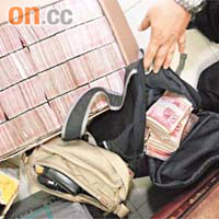 深圳警方在地下錢莊繳獲的資金。	本報深圳傳真