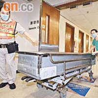 梁君昨午被拔走維生儀器，醫院員工將其遺體移走。