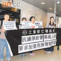 死者女兒鍾小姐（右一）要求律政署提出上訴。