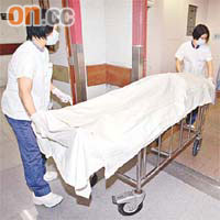 猝死韓裔青年屍體由醫院職工移往殮房。