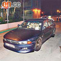 懷疑與案有關私家車，左車頭撞毀。
