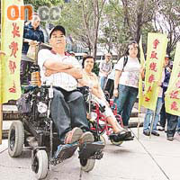 殘疾人士到立法會門外請願，要求九巴為殘疾人士提供半價優惠。