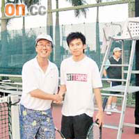 陳繁昌同科大學生會網球學會成員切磋球技。