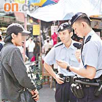 警員經常在街頭巡邏，截查可疑人士身份證明文件。	資料圖片