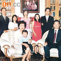 黃夢瑩（後排右二）是已故前立法會議員許長青（前排右一）的媳婦，其夫為許華傑（後排右一）。	資料圖片