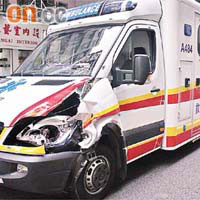 肇事救護車左邊車頭撞毀。