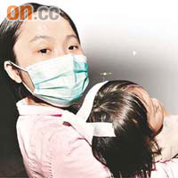 吳女士抱着頭部受傷女兒在急症室苦等了六小時。