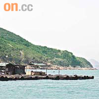 東龍洲以西北面有不少魚排，有漁民擔心養魚會食下漂至的骨灰。