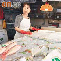 魚檔老闆林女士表示，內地休漁期細魚來貨較穩定，大魚來貨價會加兩、三成左右。