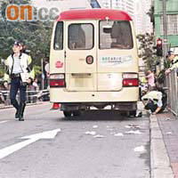 警員檢查撞倒男童的小巴。