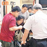 男童母悲傷過度送院治理。