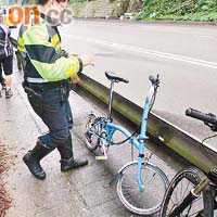 警員檢查事主的單車。