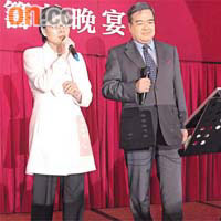 肥胡同許曉暉打天才波上台唱粵曲，一樣有板有眼。