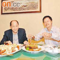 張學明（左）同陳灶良（右）去「飯堂」荷曄庭開餐，食物碟碟都係大件頭。