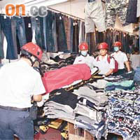 救護員到服裝店將重傷女店東送院。