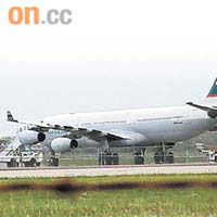國泰航空CX838航班安全着陸後，被拖往跑道安全區進行檢查。	本報溫哥華傳真