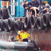 消防員將跳橋墮海男子救上橡皮艇。