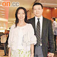 劉玉蓮早前同老公余漢坤拍拖去馬會，攞住綠色嘅Herm<img src='/font/8f73_5nbk.gif' border='0' /> Birkin Bag襯番綠色花裙。