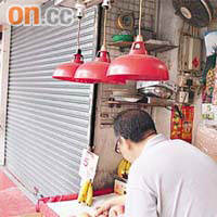 案發時裝店未有營業，生果店職員慶逃過一劫。