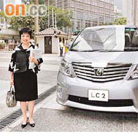 Pauline部新落地嘅ALPHARD已掛上「LC2」車牌，泊咗喺立法會停車場。