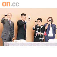 駱家輝（左二）尋日同劉吳惠蘭（右二）簽署合作諒解備忘錄，將美酒帶到香港。
