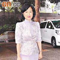葉劉以一身隆重打扮，出席喺灣仔會展舉行嘅武漢新港香港推介會。