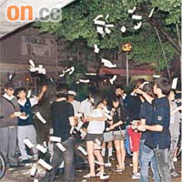 兩死者同學在現場灑溪錢致祭。