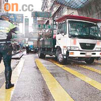 肇事貨車停在路中，警員在場調查。