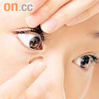 每人的眼角膜弧度不一，佩戴隱形眼鏡前必須驗眼。