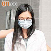 涉嫌打鬥母女被捕後送院。
