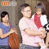 猝死司機妻子（左）和幼女在親友陪同下到醫院了解情況。