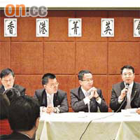 白富鴻（右一）七月起接替施榮忻（右二）出任菁英會主席，洪為民（左二）就做常務副主席。	菁英會提供圖片