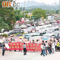 約五十部私家車發起遊行，抗議文錦渡封關令他們被迫轉用其他口岸。