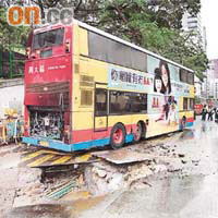 本月二十日一輛巴士路過黃竹坑，被鋪路鋼板擊中，多名乘客受傷。