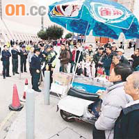 朱仲華去年底在尖沙咀擺檔，遭多名食署販管隊員圍捕。	資料圖片
