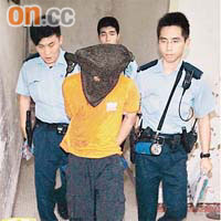 疑犯被警員蒙頭帶署。