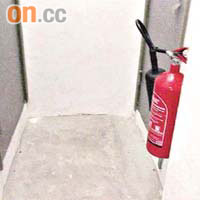 通道內<img src='/font/fcb9_5nbk.gif' border='0'/>槽房（右）及電錶房只得三呎闊。
