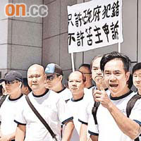 約三十名前警務人員到警察總部示威請願。