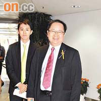 李國棟（右）早前同囝囝李民輝（左）一齊入馬場，兩仔爺有傾有講，感情深厚。