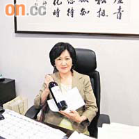 陳岳鵬買咗支紅酒同寫咗張感謝卡畀恩師葉劉。