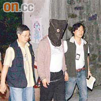 被告凌偉明（中）案發後在東涌一帶被捕。	資料圖片