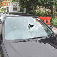 私家車車頭擋風玻璃被擊穿碎裂。