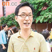 劉先生（文職）<br>簡直勞民傷財，套句潮語就係「又要威又要戴頭盔」，落嚟咁耐無見過佢（曾蔭權）同市民交流，達唔到應有效果，只會令反對嘅更反對，我接完傳單都當面撕爛咗。